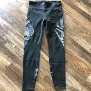 NWOT Gap Blackout Leggings- size Small